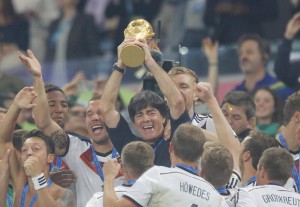 DFB Bundestrainer Joachim Jogi LÖW Mario GÖTZE DFB 19 mit Pokal Jubel Siegerehrung Lukas PODOLSKI